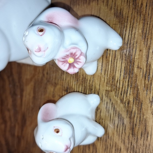 Vintage 1983 Avon Bunny Rabbit Salt and Pepper Shakers-Napkin Holder - Picture 2 of 9